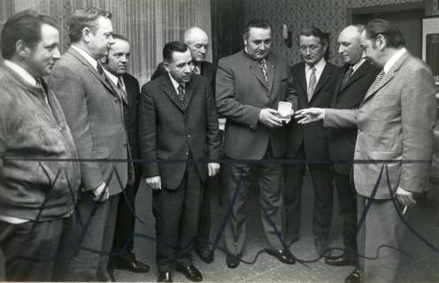 ARH Slg. Bartling 4591, Überreichung des Entwurfs einer neuen Medaille an diverse ältere Herren durch den Wunstorfer Grafiker Werner Kämling (r.), Mardorf, 1973