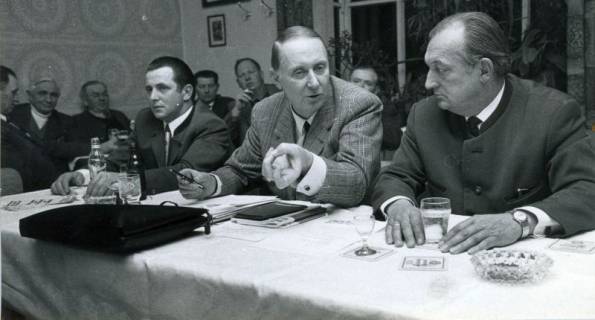 ARH Slg. Bartling 4592, Blick auf den Vorstandstisch bei der Versammlung der Neustädter (?) CDU, Mardorf, 1972