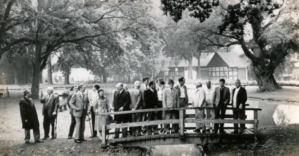 ARH Slg. Bartling 4593, Blick vom Schützenhaus über die Brücke nach Südosten, auf der Brücke der Neustädter Bürgermeister Henry Hahn (2. v. l.) mit vielen Gästen am Dorfteich, Mardorf, nach 1980