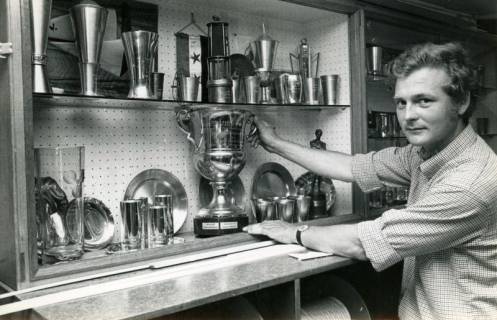 ARH Slg. Bartling 4598, Präsentation seiner zahlreichen Pokale in einer Schrankvitrine durch Jörg Hustem, Mardorf, vor 1980