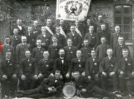 ARH Slg. Bartling 4603, Reproduktion einer historischen Aufnahme des Männergesangvereins Concordia Mardorf von 1889 mit Vereinsfahne, Mardorf, 1989