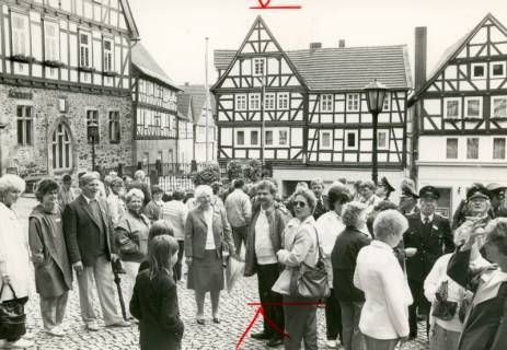 ARH Slg. Bartling 4612, Besuch einer Delegation aus Mardorf / Neustadt a. Rbge. in Mardorf / Hessen, Besichtigung des Marktplatzes mit Rathaus (links), Homberg (Efze), um 1980