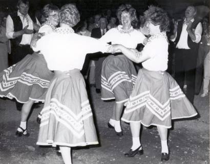ARH Slg. Bartling 4621, Besuch einer Delegation aus Mardorf / Neustadt a. Rbge. in Mardorf / Hessen, Aufführung der Volkstanzgruppe aus Mardorf / Neustadt a. Rbge., vier junge Frauen beim Kreistanz, Homberg-Mardorf, 1987
