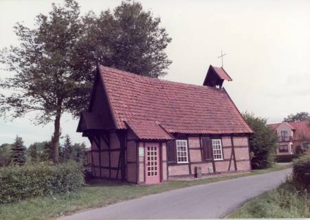 ARH Slg. Bartling 4636, Seitenansicht des Fachwerkbaus der Johannes-Kapelle von der Straße aus, Metel, um 1990