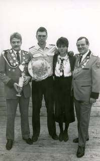 ARH Slg. Bartling 4642, Gruppenbild mit drei Königen und einer Königin, mit Insignien nebeneinander stehend (2 Ex.) beim Schützenfest, Metel, 1987