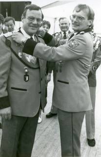 ARH Slg. Bartling 4643, Überreichung der Schützenkette an Hans-Georg Homann durch Jürgen Wegener im Schützenzelt beim Schützenfest (2 Ex.), Scharrel, 1987