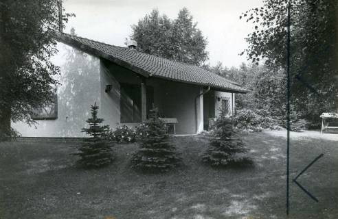 ARH Slg. Bartling 4656, Komfortables Wochenendhaus, Außenansicht (steinerne Bauweise, verputzt, überdachter Sitzplatz, gepflegte Außenanlage), Metel, um 1975