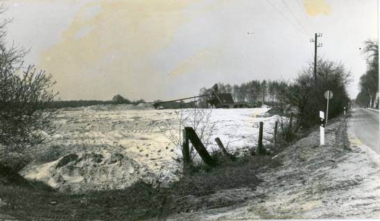 ARH Slg. Bartling 4659, Kieswerk, Planierung des Ufers am Baggersee zur Vorbereitung eines Campingplatzes, Blick von der Straße, Metel, 1970