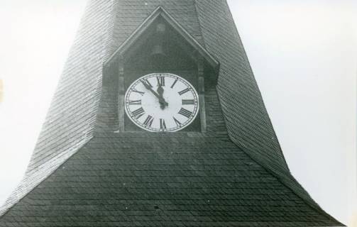 ARH Slg. Bartling 4663, Blick auf die Uhr am Helm des Turms der Gorgonius-Kirche von Norden, Niedernstöcken, 1976