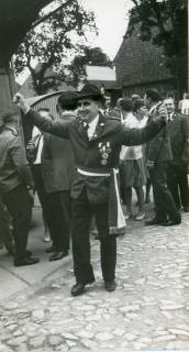 ARH Slg. Bartling 4678, N. N. mit ausgestreckten Armen auf dem Wege zum Annageln der Schützenscheibe beim Schützenfest, Niedernstöcken, 1969