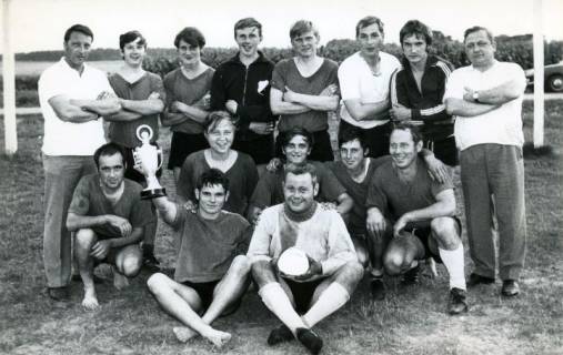 ARH Slg. Bartling 4685, Gruppenbild der 1. Mannschaft (samt Begleitern) des SC Niedernstöcken, Sportclub von 1929 mit gewonnenem Pokal vor dem Fußballtor, Niedernstöcken, 1970