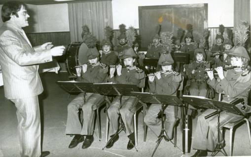 ARH Slg. Bartling 4688, Spielmannszug Leinetal Niedernstöcken (in Uniform) unter der Leitung von Gerhard Knuth bei einem Auftritt in einem Saal, Niedernstöcken, um 1980