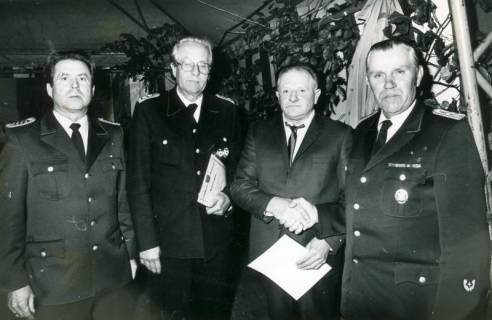 ARH Slg. Bartling 4693, Überreichung von Ehrenurkunden an langjährige Mitglieder der Freiwilligen Feuerwehr durch Stadtbrandmeister Wilhelm Oehlerking, Gruppenbild im Zelt, Nöpke, um 1980