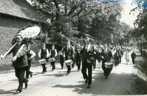 ARH Slg. Bartling 4702, Umzug mit Schützenscheibe und Spielmannszug unter der Leitung von Walter Kähler vorweg beim Schützenfest, Nöpke, 1969