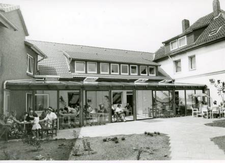 ARH Slg. Bartling 4746, Ansicht der baulichen Anlage des Altenheims mit überdachter Terrasse von der Gartenseite (2 Ex.), Nöpke, um 1975