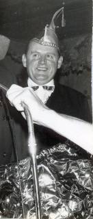 ARH Slg. Bartling 4759, Bürgermeister von Otternhagen Friedel Poppe mit Narrenkappe, Otternhagen, 1972