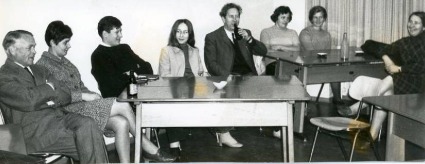 ARH Slg. Bartling 4761, Diskussionsrunde mit jüngeren Leuten, um einen Tisch nebeneinander sitzend, Otternhagen, 1969