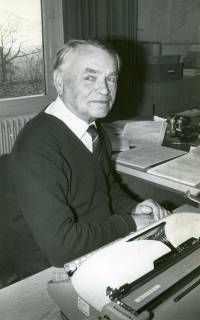 ARH Slg. Bartling 4764, Lehrer a. D. Karl Heyer im Gemeindebüro am Schreibtisch sitzend, Otternhagen, 1974