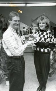 ARH Slg. Bartling 4766, Überreichung einer Torte an die Friseurin N. N. in ihrem Salon durch R. Hirth von der Nordkreisinitiative, Otternhagen, um 1980