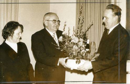 ARH Slg. Bartling 4768, Überreichung einer Blumenschale anläßlich der Verabschiedung von Lehrer Heinrich Münchberg (mit Frau) durch Ortsbürgermeister Friedrich Poppe, Otternhagen, 1970