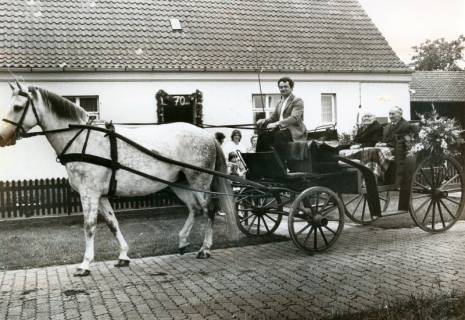 ARH Slg. Bartling 4770, Kutschfahrt der Eheleute Büsing anlässlich ihrer Gnadenhochzeit (70 Jahre), Abfahrt vom Wohnhaus Max-Planck-Straße (?), Otternhagen, um 1975
