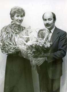 ARH Slg. Bartling 4774, Überreichung eines in Folie verpackten Blumengebindes an Anneliese Zimmermann durch den Leiter der Kreissparkassenfiliale Eberhard Veigt, Otternhagen, um 1975