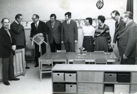 ARH Slg. Bartling 4785, Besuch von mehreren Männern im Kinderspielkreis, Otternhagen, 1974