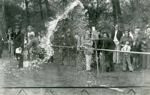 ARH Slg. Bartling 4793, "Spiel ohne Grenzen" Wettspiele der Vereine auf dem Sportplatz: Wasserwerfer und Blechdosen, Otternhagen, 1974