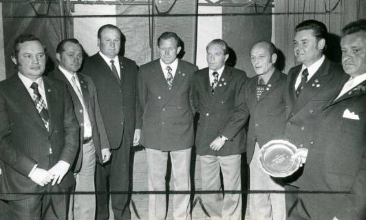 ARH Slg. Bartling 4796, Überreichung eines Ehrentellers und einer goldenen Ehrennadel an die Herren des TSV Borussia, Otternhagen , um 1975