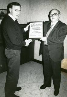 ARH Slg. Bartling 4798, Überreichung einer Ehrenurkunde für langjährige Treue an Walter Finke durch N. N., Otternhagen, 1985