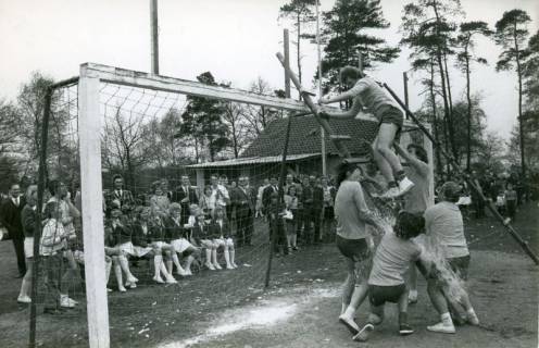 ARH Slg. Bartling 4804, "Spiel ohne Grenzen" Wettspiele der Vereine auf dem Sportplatz: Jugendliche auf einer Einholmleiter an einem Fußballtor hochkletternd, Otternhagen, 1972
