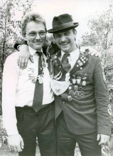ARH Slg. Bartling 4806, Jugendkönig André Fahrenholz und ein weiterer König (mit Uniformjacke und Hut) in kameradschaftlicher Umarmung beim Schützenfest, Otternhagen, um 1980