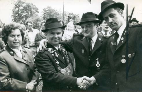 ARH Slg. Bartling 4810, Proklamation des Schützenkönigs Jürgen Lange (l.) und Frau durch die Mitschützen Siemers und Fuhrmann beim Schützenfest, Otternhagen, 1973