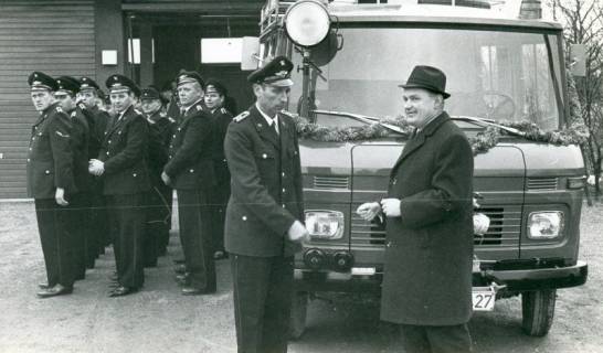 ARH Slg. Bartling 4813, Übergabe eines neuen Löschfahrzeuges (Daimler-Benz) vor dem Feuerwehrhaus der Freiwilligen Feuerwehr an Murtfeld durch Bürgermeister Friedrich Poppe, Otternhagen, 1970