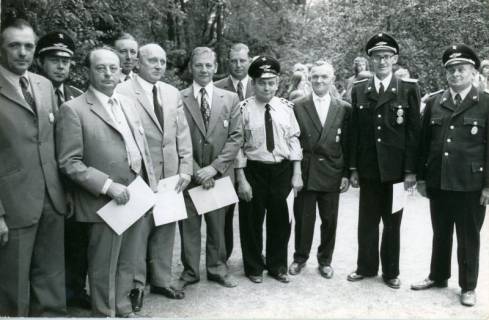 ARH Slg. Bartling 4814, Ehrung langjähriger Mitglieder der Freiwilligen Feuerwehr (nebeneinander stehend) durch Kreisbrandmeister Dempewolf (2. v. l.), Otternhagen, 1973