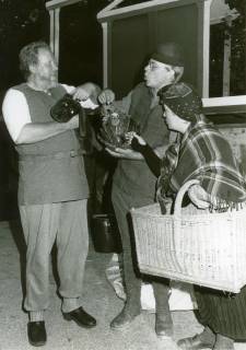 ARH Slg. Bartling 4819, Veranstaltung auf der Waldbühne in Otternhagen, Szene mit drei Schauspielern in einem Lustspiel, Otternhagen, um 1980