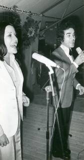 ARH Slg. Bartling 4844, Auftritt des Gesangsduos Renate und Werner Leismann (Geschwister Leismann) am Mikrofon im Festzelt beim Heideblütenfest, Otternhagen, 1973