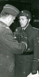 ARH Slg. Bartling 4860, Fliegerhorst, Verleihung eines Ordens an einen Soldaten (mit Helm) durch einen Major (mit Schiffchen), die Uniform besprenkelt mit Schneegraupel, Poggenhagen, 1969