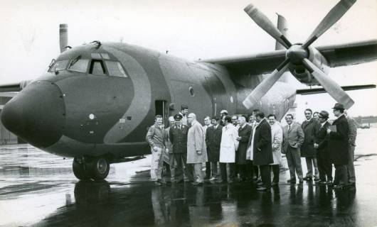 ARH Slg. Bartling 4869, Besuch von Rat und Verwaltung der Stadt Neustadt a. Rbge. auf dem Fliegerhorst, Warten vor der Besteigung einer Transall durch die Seitentür, Poggehagen, 1972