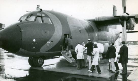 ARH Slg. Bartling 4870, Besuch von Rat und Verwaltung der Stadt Neustadt a. Rbge. auf dem Fliegerhorst, Besteigung einer Transall durch die Seitentür, Poggenhagen, 1972