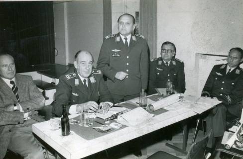 ARH Slg. Bartling 4872, Anhörung wegen des Fluglärms im Haus am Dänenberg, vier Stabsoffiziere am Tisch, Poggenhagen, 1974