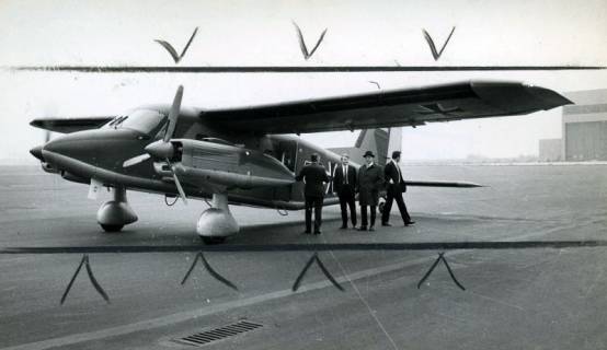 ARH Slg. Bartling 4873, Drei Männer und ein Soldat vor dem Besteigen einer Dornier Do 28 D Skyservant auf einem Flugplatz, 1971