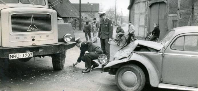 ARH Slg. Bartling 4933, Polizeiliche Unfallaufnahme eines Frontal-Zusammenstoßes von LKW (Deutz) und PKW (VW-Käfer) vor dem Eingangstor eines Bauernhauses an der Dorfstraße, Scharrel, 1969