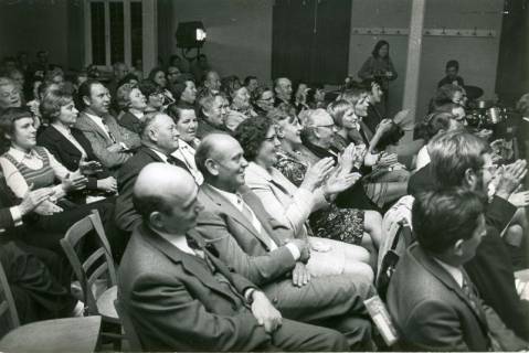 ARH Slg. Bartling 4934, Mit Beifall klatschenden Menschen vollbesetzer Saal bei einer Prämien-Spar-Verlosung, Blick von der Seite, Scharrel, 1972