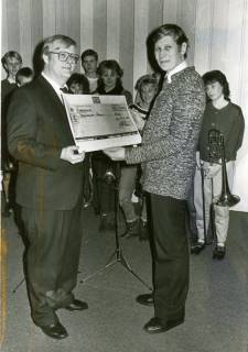 ARH Slg. Bartling 4935, Übergabe eines Spendenschecks durch Werner Brauner von der Spadaka Hagen an den Leiter des Posaunenchors, Hagen, 1984