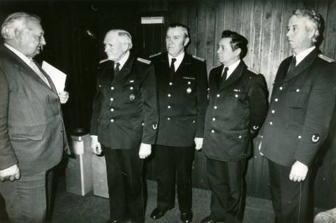 ARH Slg. Bartling 4940, Überreichung von Ehrenurkunden an vier ältere uniformierte Feuerwehrleute durch Bürgermeister Henry Hahn (l.), Neustadt a. Rbge., um 1975