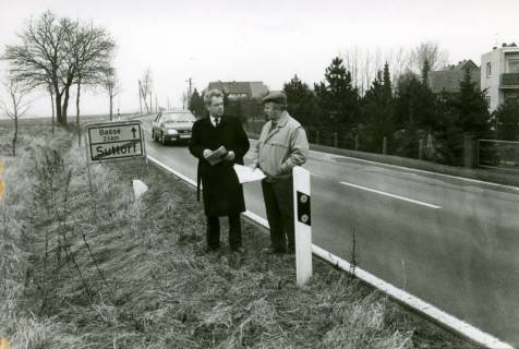 ARH Slg. Bartling 4948, Ortsausgangsschildes in Suttorf Richtung Basse, vor dem Schild die Ortsbürgermeister von Scharrel Meißner und von Suttorf Langreder, Suttorf, 1974