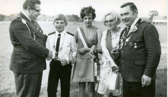 ARH Slg. Bartling 4962,  Gratulation der vier nebeneinander stehenden Majestäten 1970 durch den 1. Vorsitzenden Klawonn (l.) beim Schützenfest, Suttorf, 1970