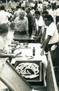 ARH Slg. Bartling 4973, Von Männern umringter Bratwurststand beim Erntefest, Suttorf, 1969