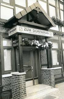 ARH Slg. Bartling 4974, Haupteingang der Gaststätte "Zum Dorfkrug" (Inh. Friedrich Riekenberg), Vesbeck, 1974